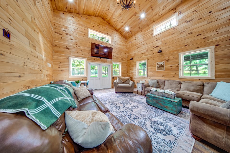 3 Mi to Shenango Lake! Dusk-to-Dawn Barndominium House in Pennsylvania