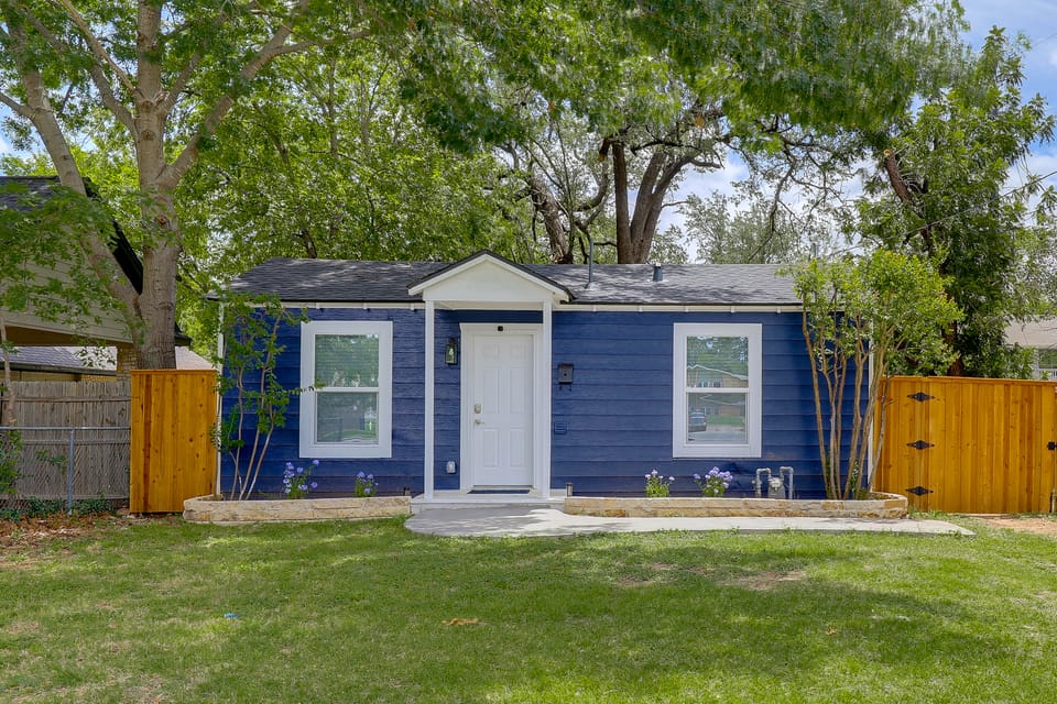 Walk to Square - Granbury Gem w/ Hot Tub Apartment in Granbury