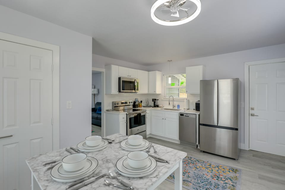 Walk to Square - Granbury Gem w/ Hot Tub Apartment in Granbury