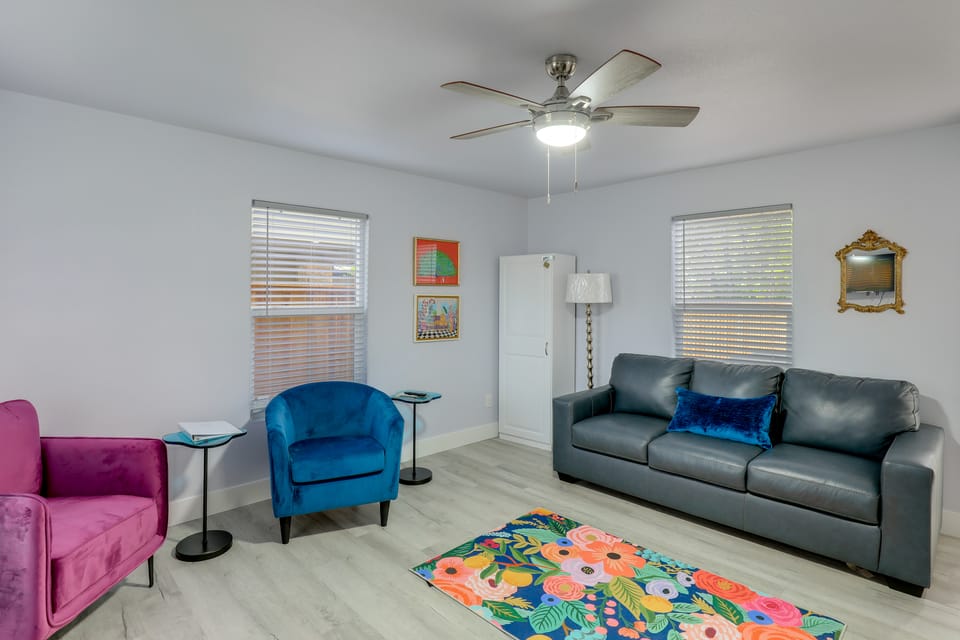 Walk to Square - Granbury Gem w/ Hot Tub Apartment in Granbury