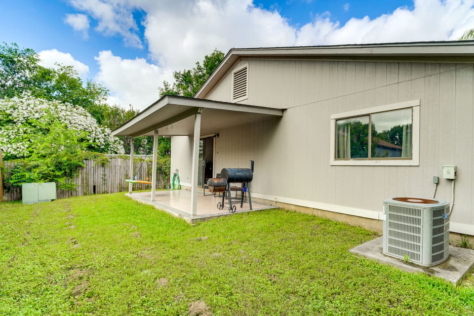SATX Family Getaway w/ Patio, Grill & Yard! House in San Antonio