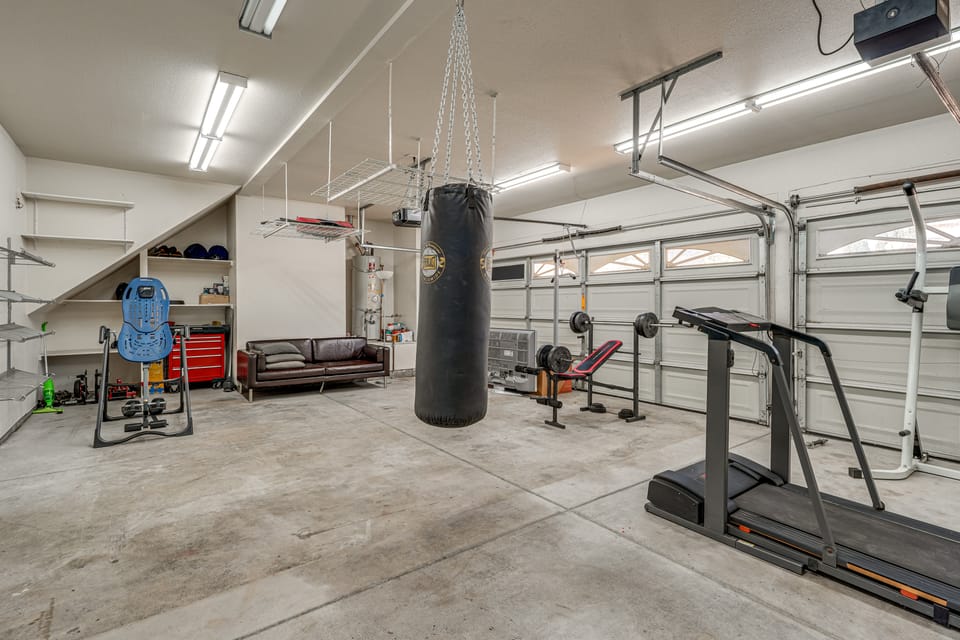 Pool Table & Home Gym! Manteca Group Getaway House in Manteca