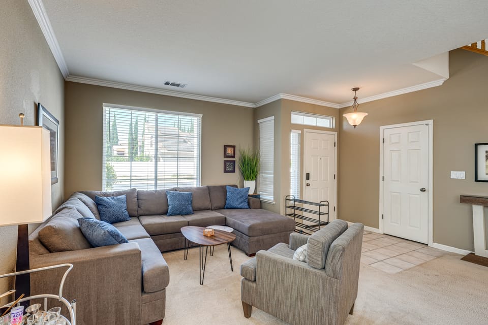 Pool Table & Home Gym! Manteca Group Getaway House in Manteca