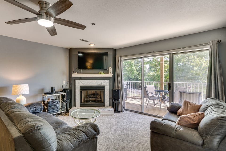 Unwind Poolside, Walk to Beach! Ozarks Getaway Apartment in Osage Beach
