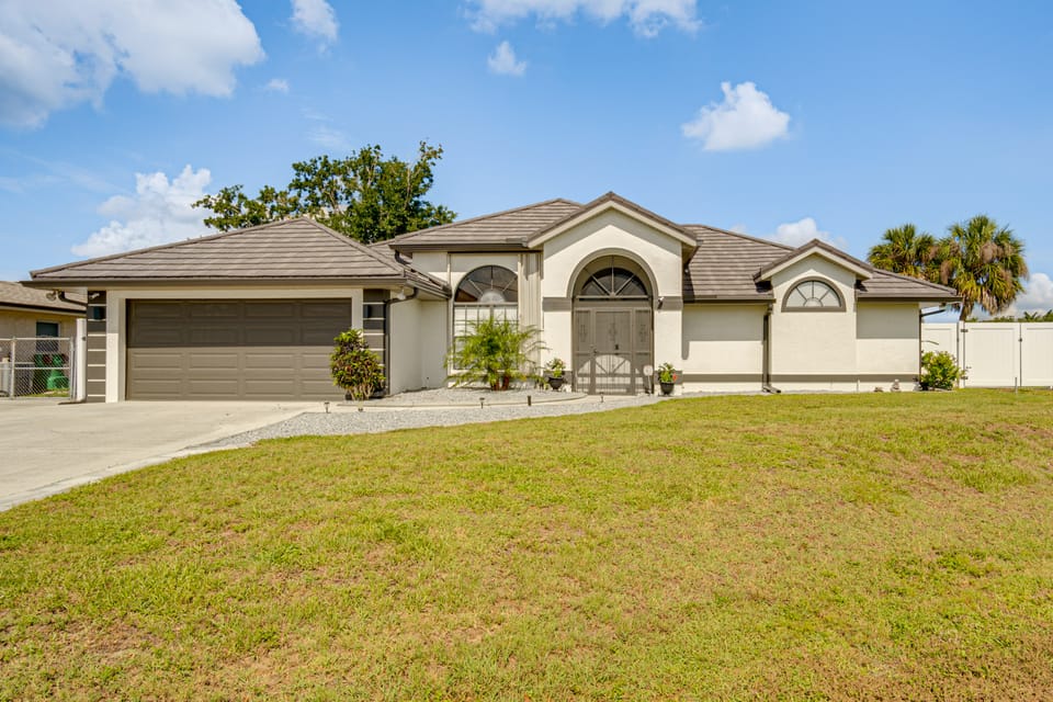 Luxury Oasis w/ Pool, Hot Tub, Dock & Sauna House in Port Charlotte