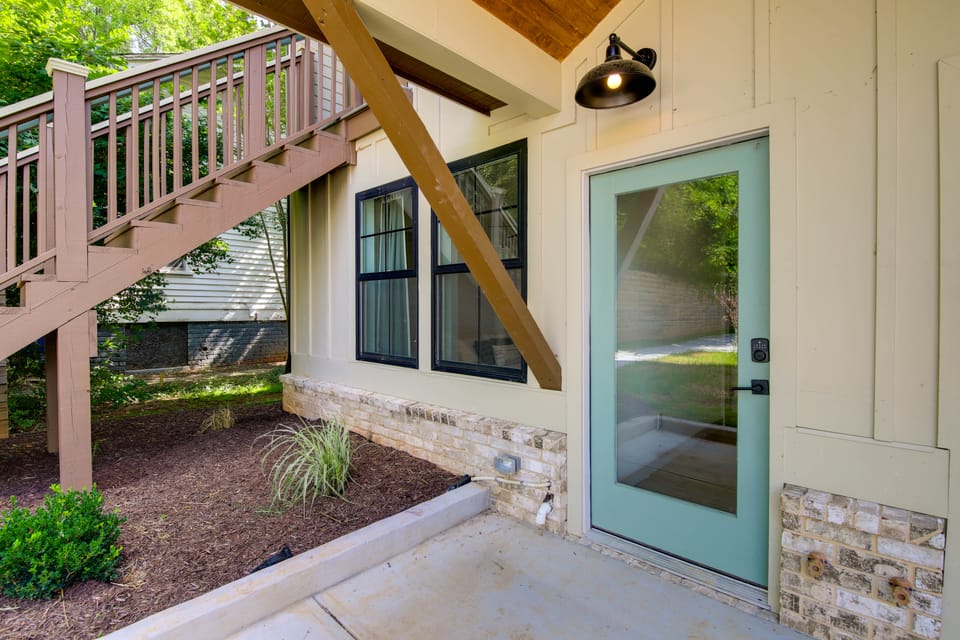 Close to Dtwn & Med Center: Knoxville Home Base Apartment in Knoxville