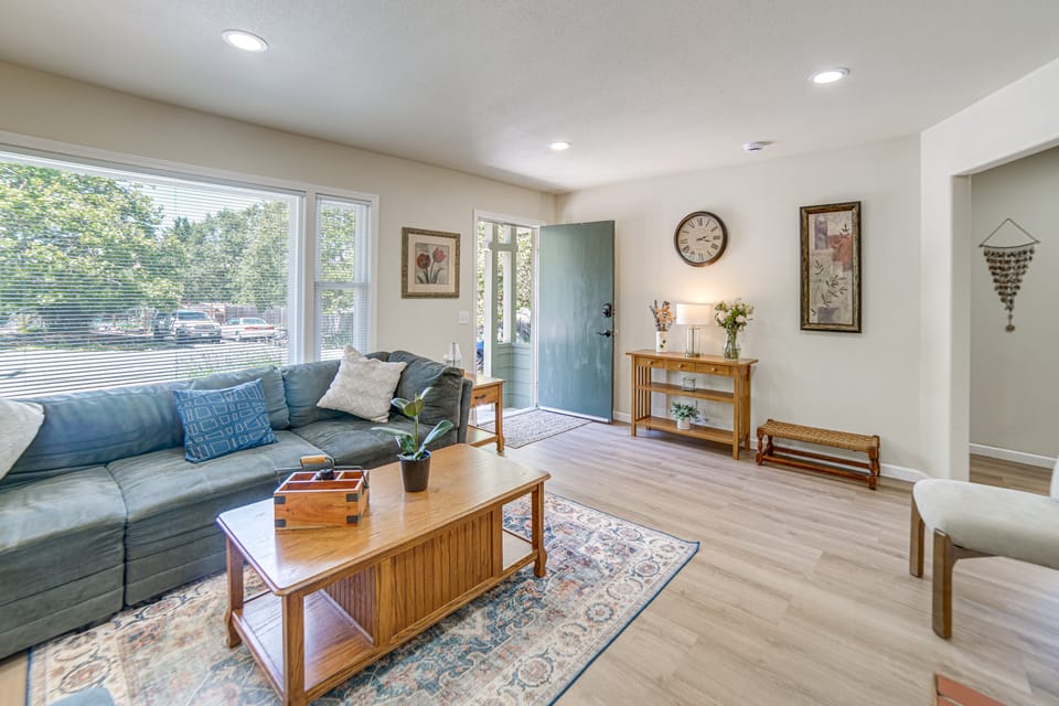 Walk to Main St! Quiet Mendocino County Retreat House in Willits