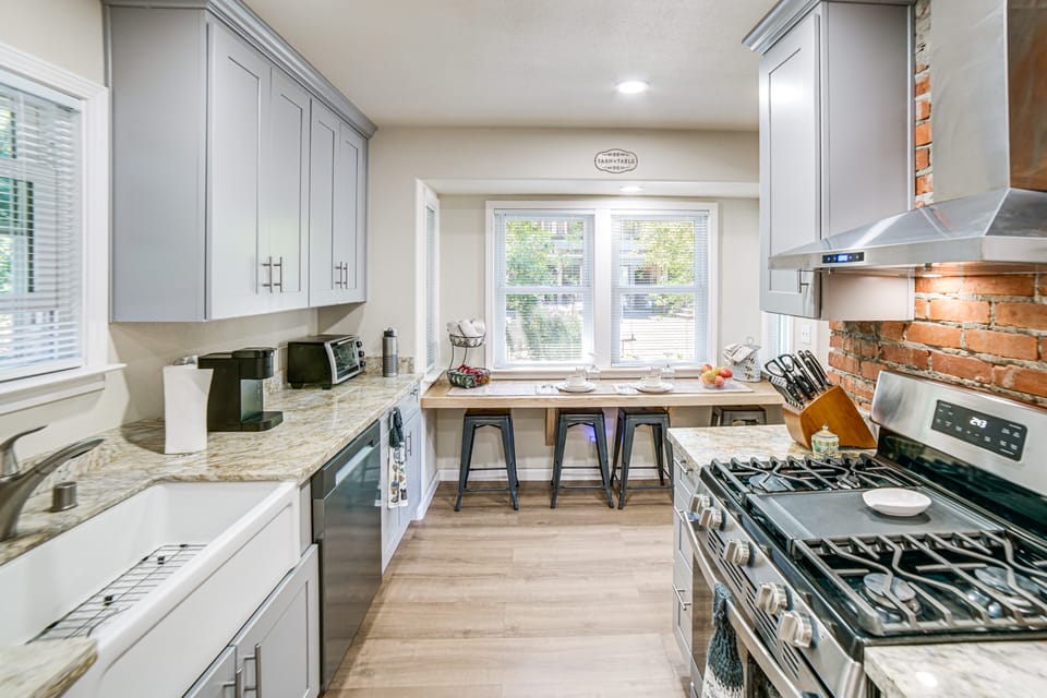 Walk to Main St! Quiet Mendocino County Retreat House in Willits