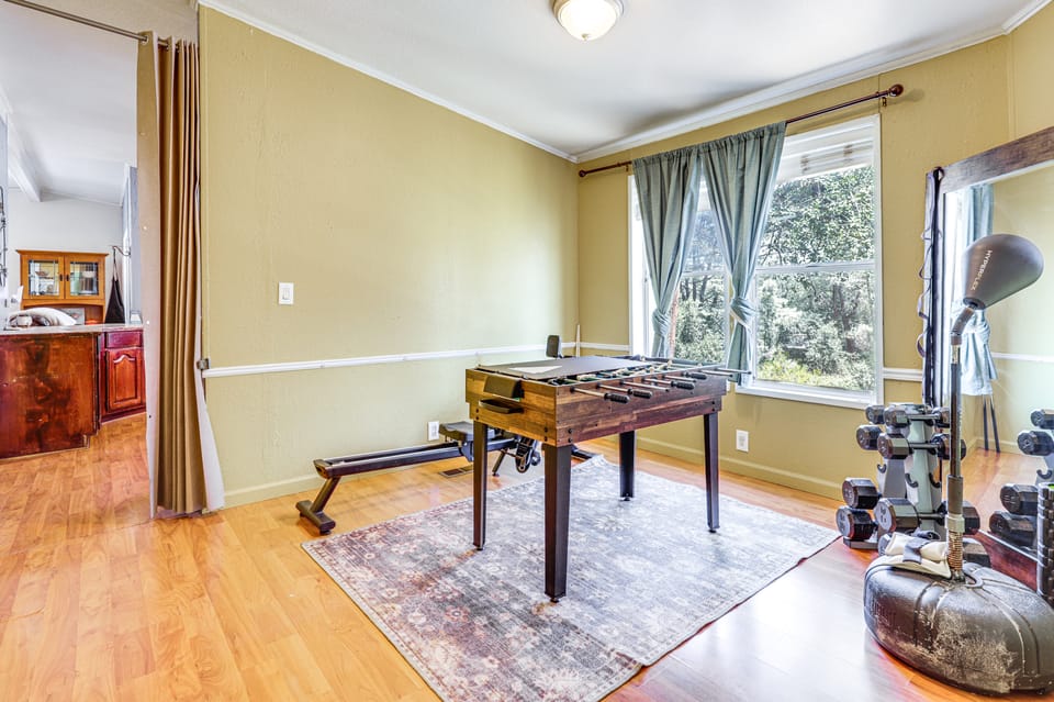 Fun w/ Family! Clearlake Getaway w/ Private Yard House in California