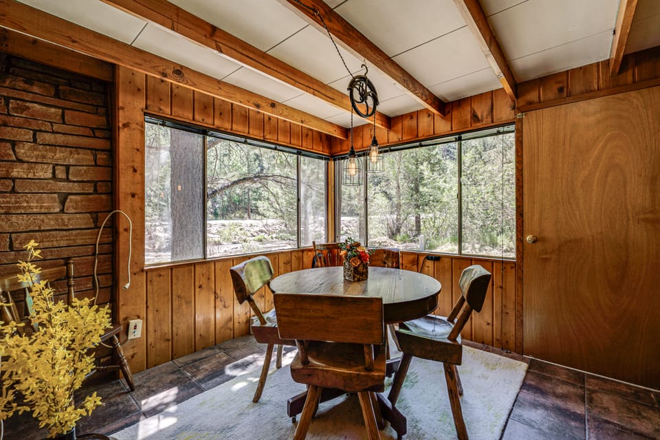 On-Site Fishing! Riverfront Gem w/ Patios in Drake House in Rocky Mountain National Park