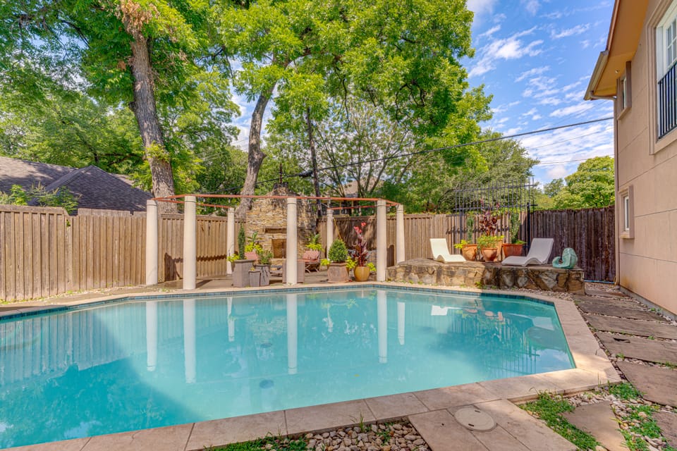 4 Mi to Dtwn! Dallas Launchpad w/ Pool Access Apartment in Dallas