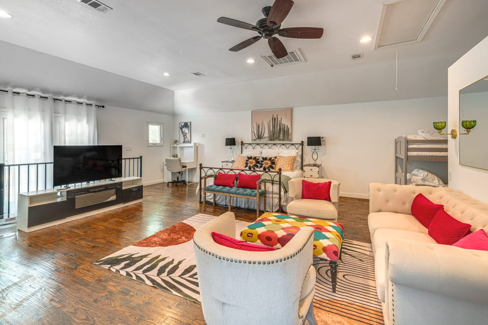 4 Mi to Dtwn! Dallas Launchpad w/ Pool Access Apartment in Dallas