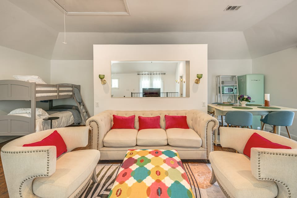 4 Mi to Dtwn! Dallas Launchpad w/ Pool Access Apartment in Dallas