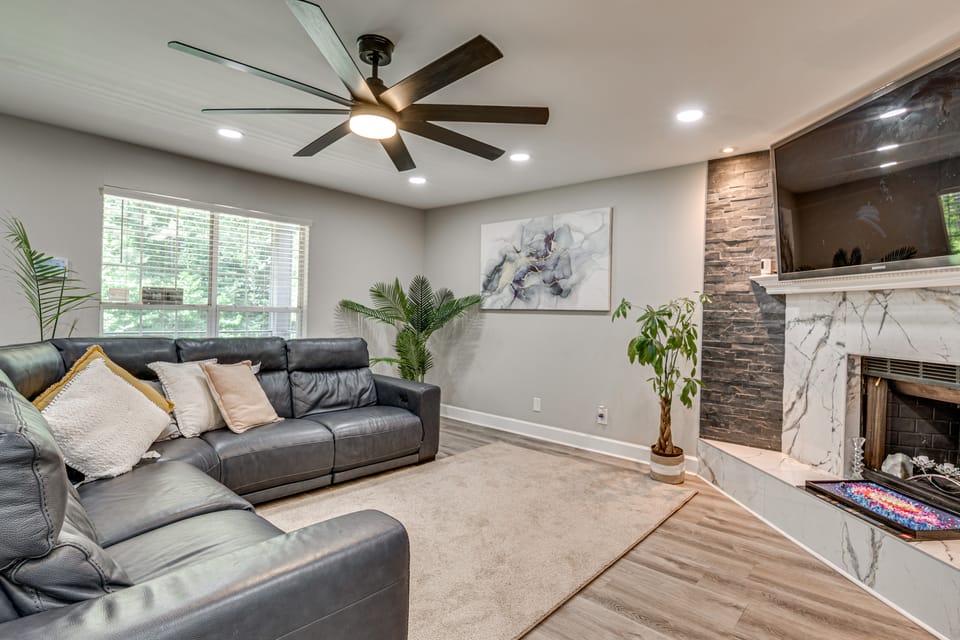 Pool, Hot Tub & Game Room! Stockbridge Oasis House in Stockbridge