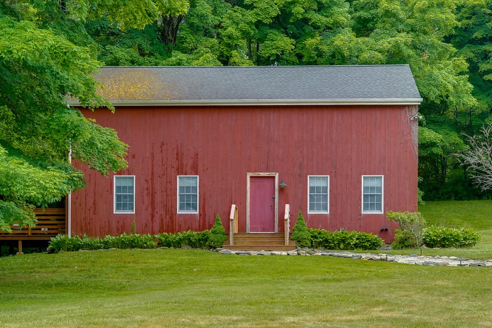 Barn House w/ Private Pond & Dock in Southbury! House in Connecticut