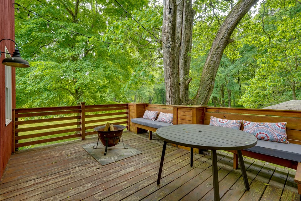 Barn House w/ Private Pond & Dock in Southbury! House in Connecticut