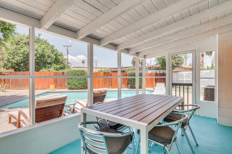 Stylish MCM Retreat: 27 Days or More House in Indian Wells