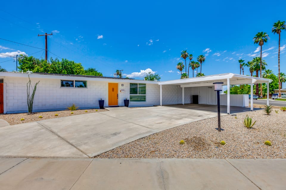 Stylish MCM Retreat: 27 Days or More House in Indian Wells