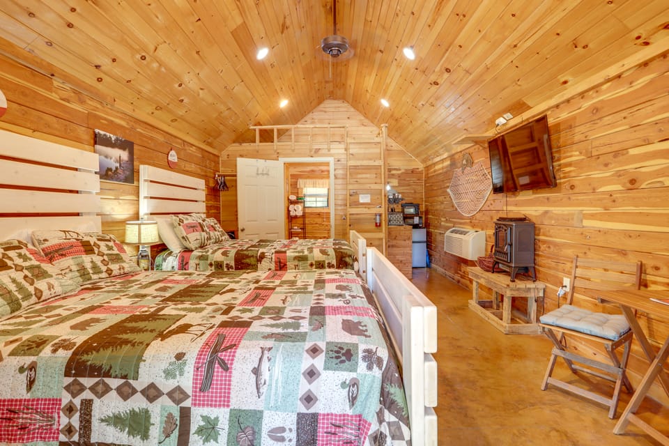 Adventure Awaits! Fifty-Six Cabin Near Caverns Apartment in Arkansas
