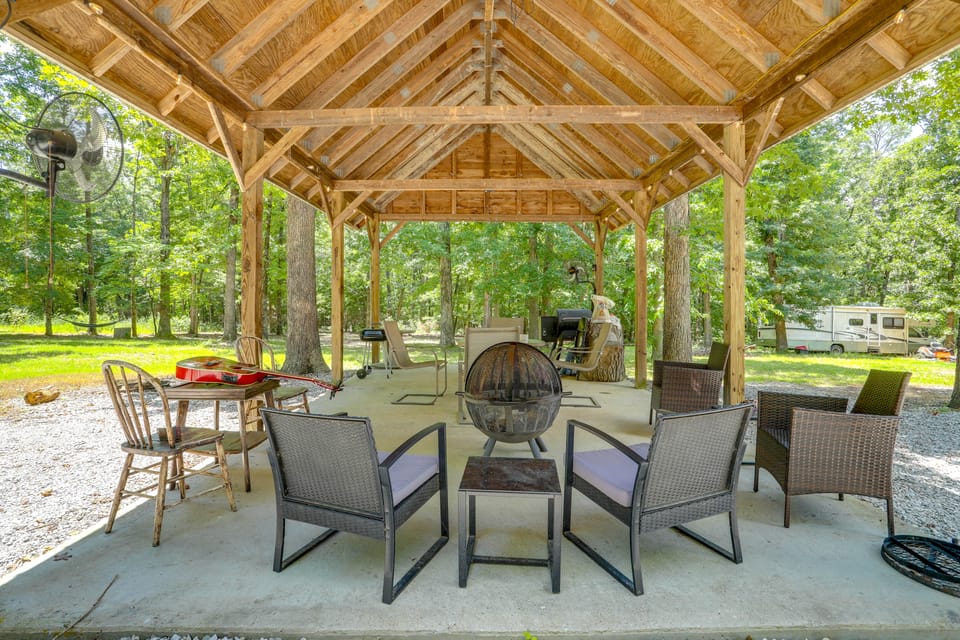 Adventure Awaits! Fifty-Six Cabin Near Caverns Apartment in Arkansas