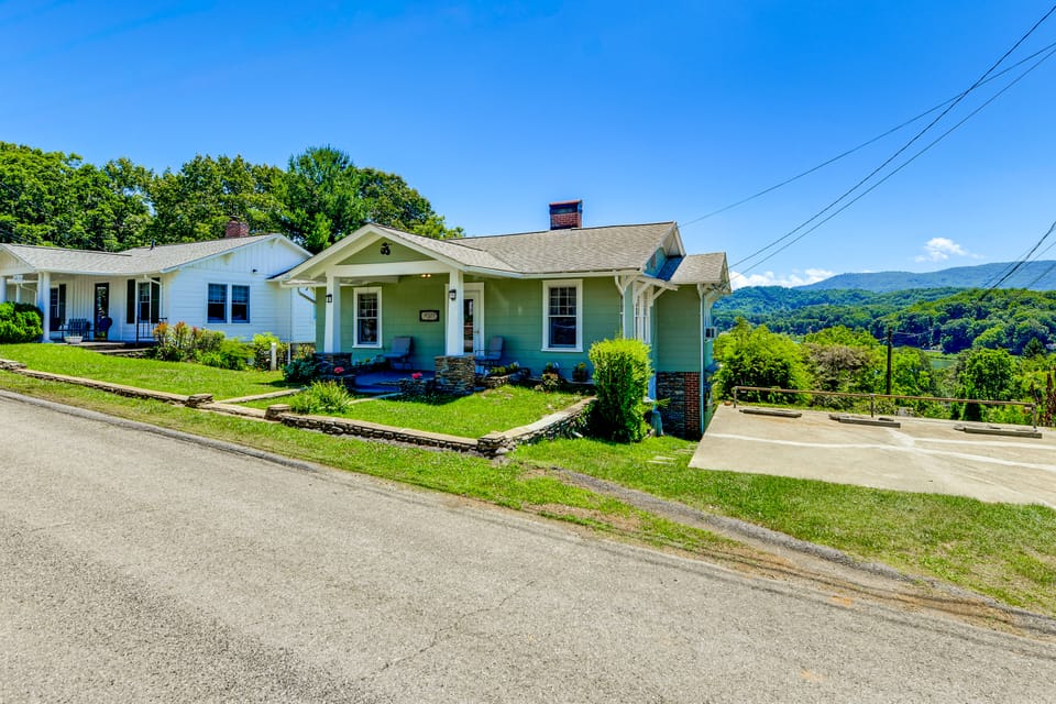 Balcony w/ Stunning View! Lake Junaluska Retreat House in Lake Junaluska