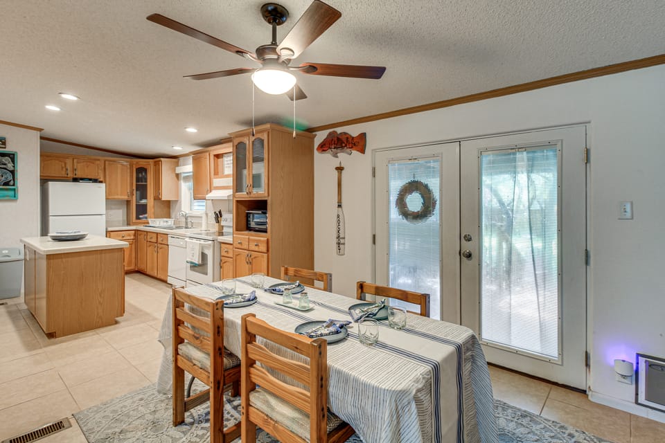 3 Mi to Beach & Boat Ramp! Quiet Rockport Retreat House in Rockport