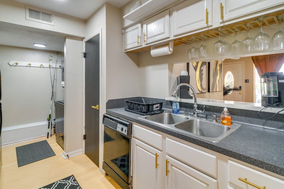 Unit w/ Patio & Resort Perks! Walk to Lake Conroe Apartment in Lake Conroe