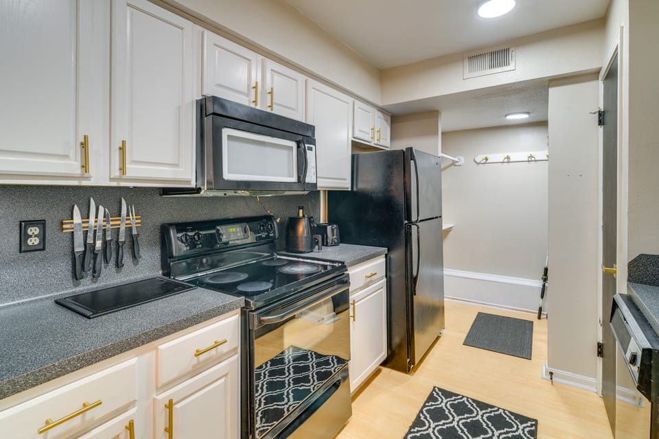 Unit w/ Patio & Resort Perks! Walk to Lake Conroe Apartment in Lake Conroe