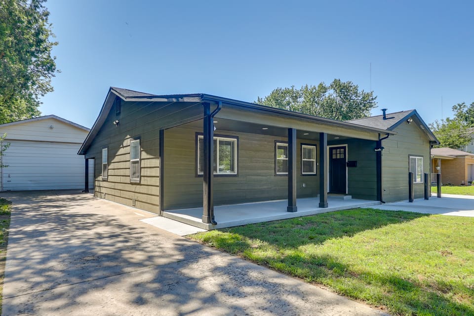 3 Mi to Dtwn! Cozy Wichita Home w/ Private Yard House in Wichita