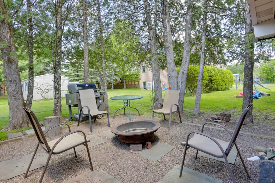 Kauneonga Lake Getaway! 3 Mi to Bethel Woods House in Kauneonga Lake