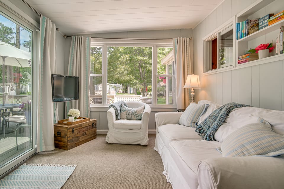 Charming Cape Cod Water-View Cottage House in New Seabury