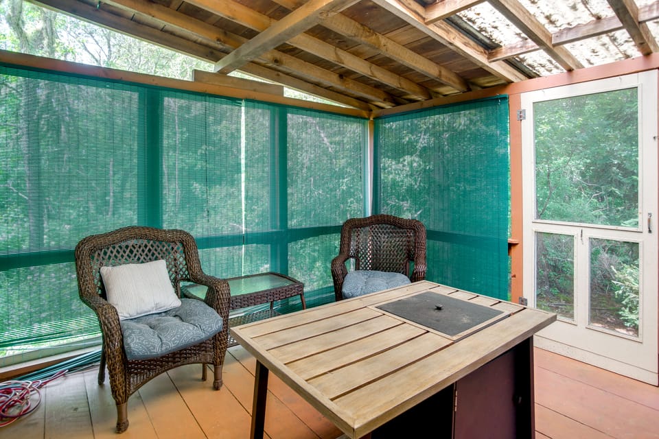Access to Centerville's Resident Beaches! Cozy Gem Cottage in Barnstable
