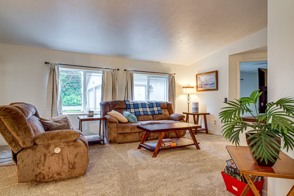 1 Mi to Beach! Lush Florence Retreat w/ Sunroom House in Oregon