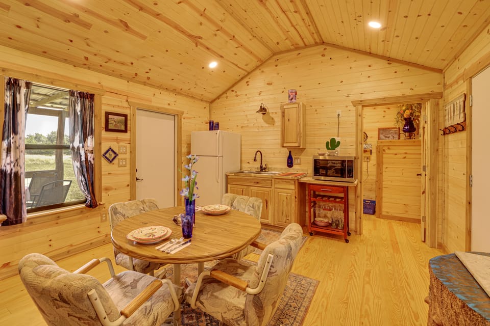 Romantic Wine Country Cabin Near Fredericksburg Apartment in Rio Grande