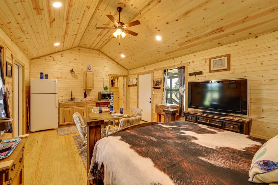 Romantic Wine Country Cabin Near Fredericksburg Apartment in Texas
