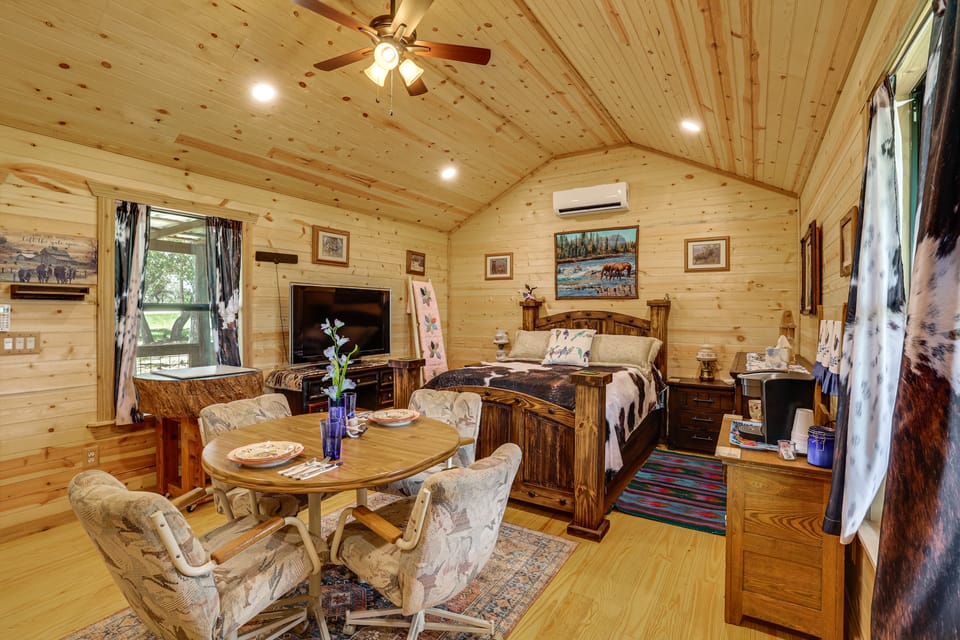 Romantic Wine Country Cabin Near Fredericksburg Apartment in Rio Grande