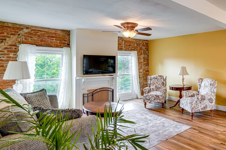 Peaceful Upstate Retreat! Walk to Hudson River Apartment in Coxsackie