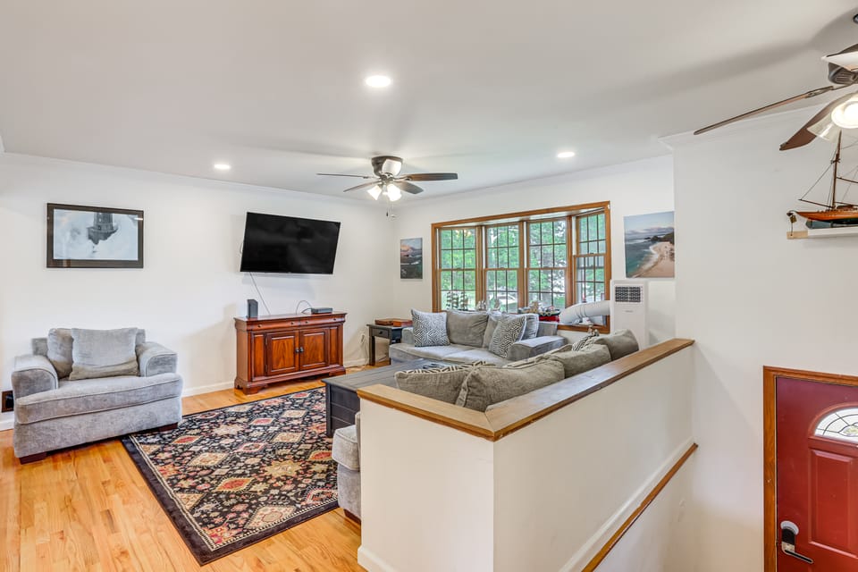 10 Mi to Beach! Group-Friendly Bayville Getaway House in Jersey Shore