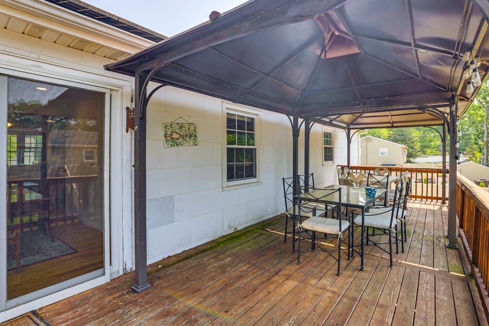 11 Mi to Beach! Group-Friendly Bayville Getaway House in Jersey Shore