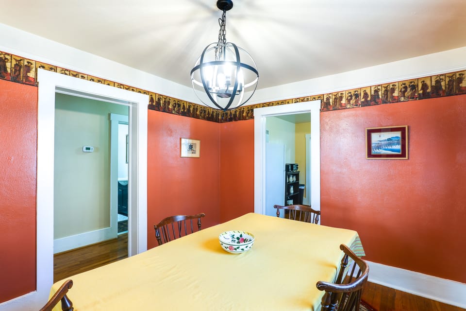 Walk to New Mexico Military Institute! Cozy Escape House in Roswell