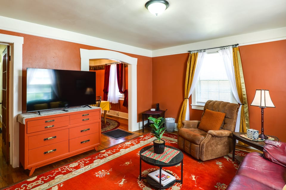Walk to New Mexico Military Institute! Cozy Escape House in Roswell
