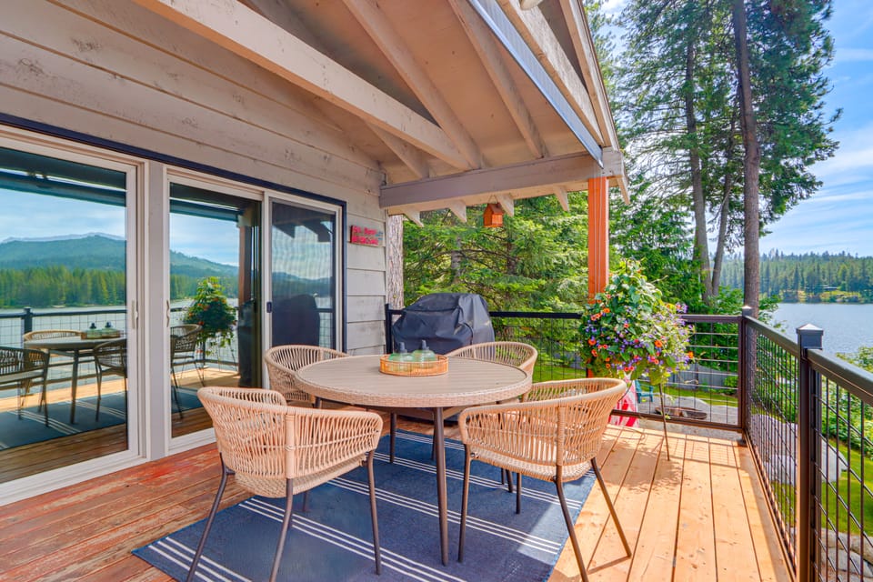 Private Dock, Deck & Yard: Luxe Sacheen Lake Home House in Washington