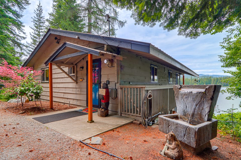 Private Dock, Deck & Yard: Luxe Sacheen Lake Home House in Washington