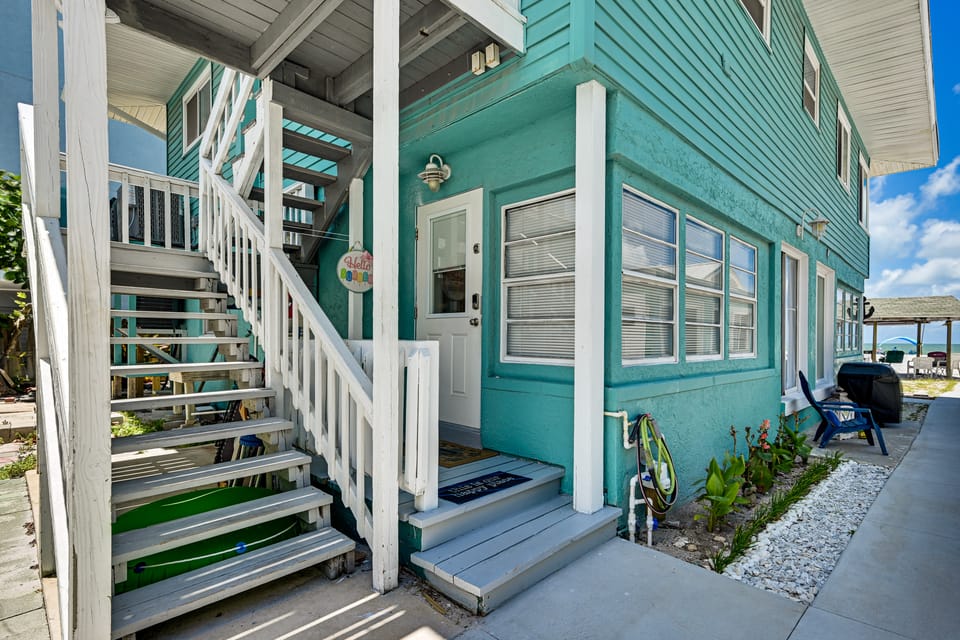 Walk to Cafes! Beachfront Indian Shores Escape Apartment in Indian Shores