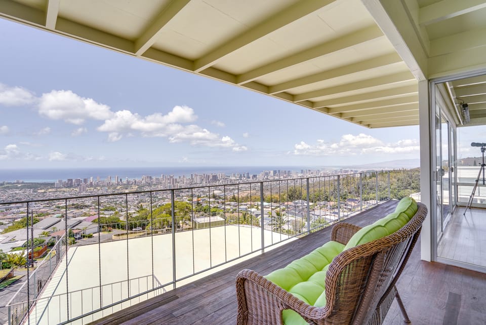 4 Mi to Beach! Ocean-View Group Haven in Honolulu House in Honolulu