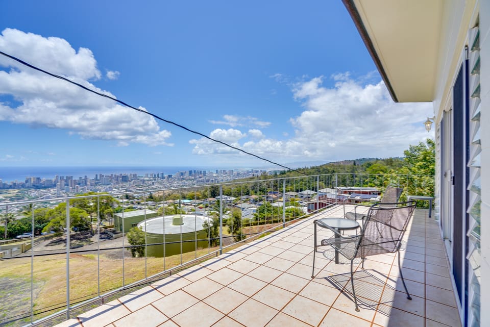 4 Mi to Beach! Ocean-View Group Haven in Honolulu House in Honolulu