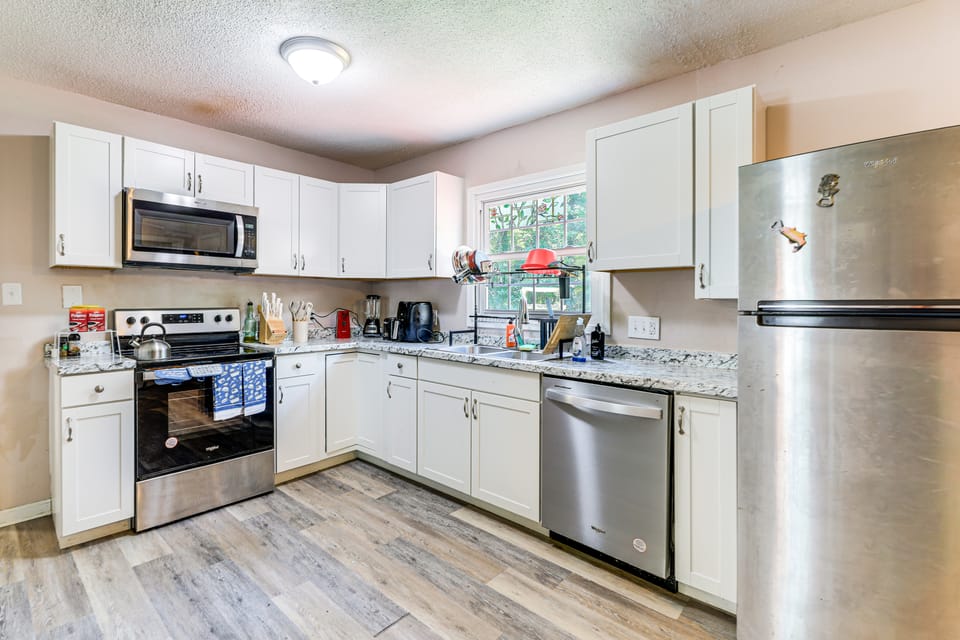 Jacksonville Retreat w/ Yard near Base & Beach House in Jacksonville