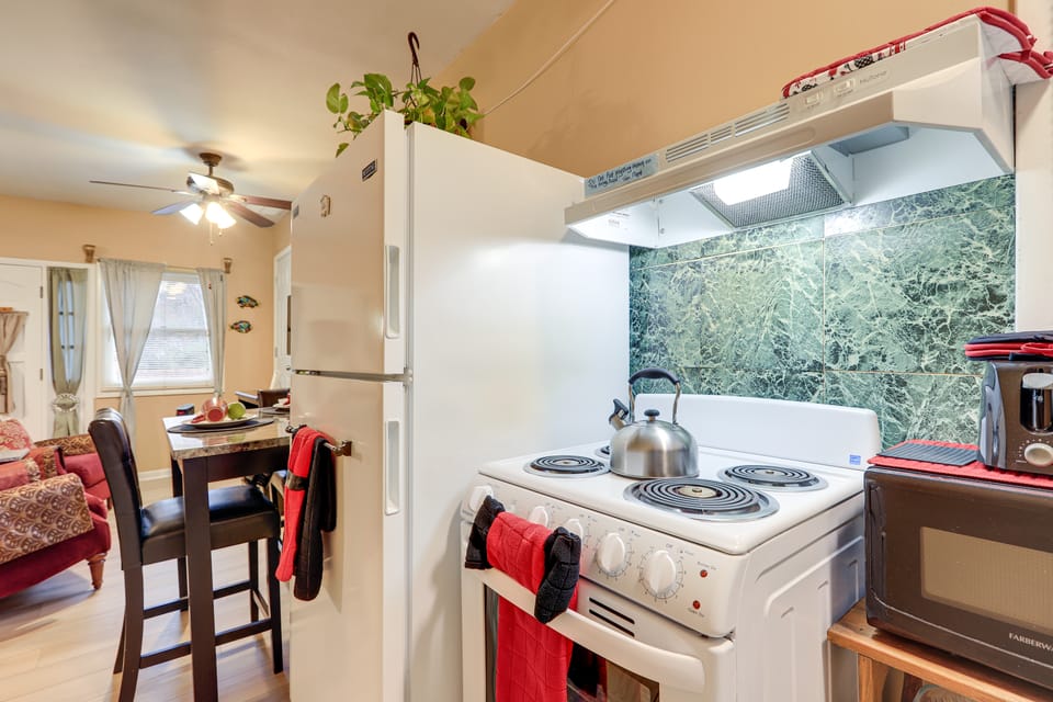 13 Mi to Dtwn ATL: Charming Dual-Unit Base Apartment in Georgia