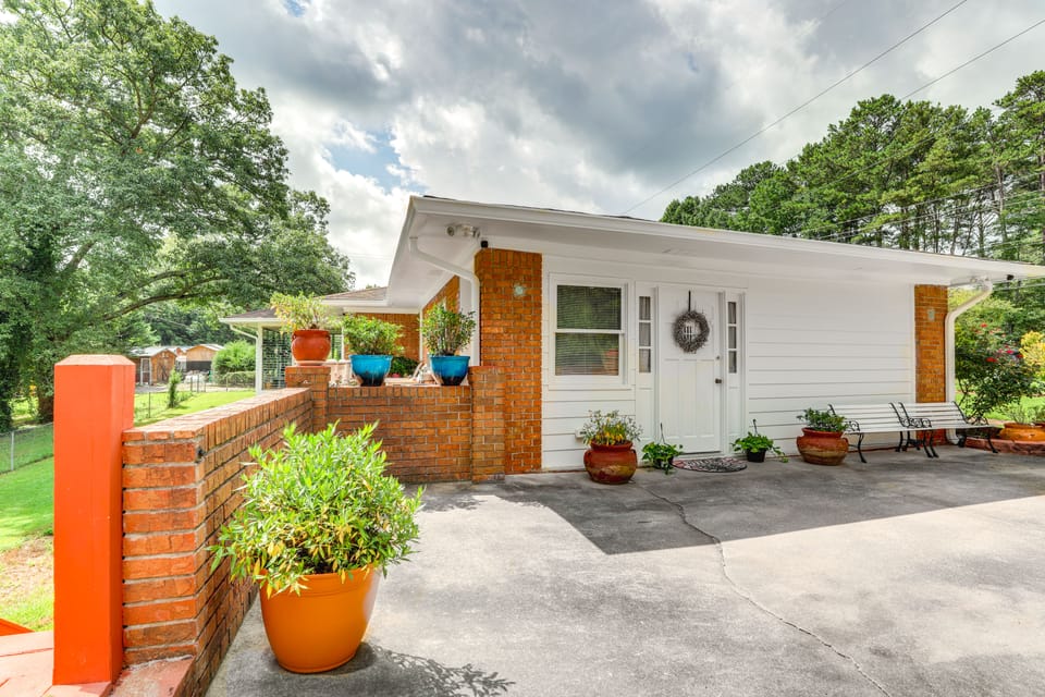 13 Mi to Dtwn ATL: Charming Dual-Unit Base Apartment in Georgia