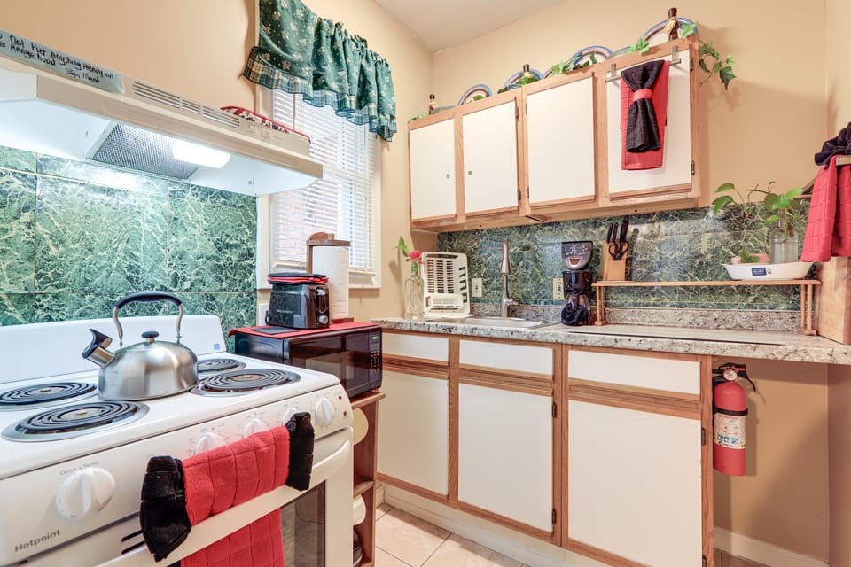 13 Mi to Dtwn ATL: Charming Dual-Unit Base Apartment in Georgia